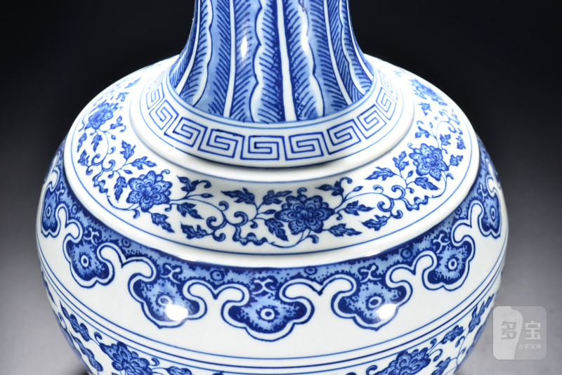 清 青花缠枝莲纹赏瓶 - 图3